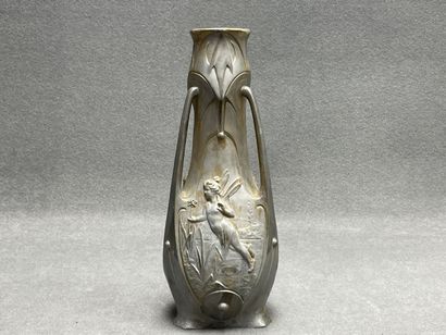 Vase en étain, signé J. Garnier. 
H. :38...
