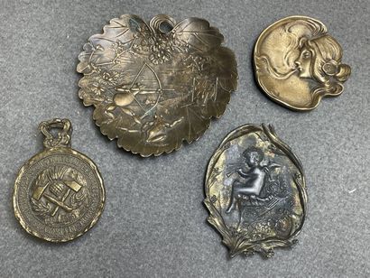 Trois vide poches et pince en bronze 1900....