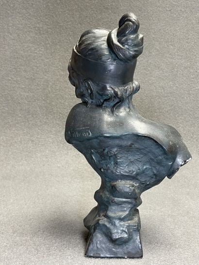 Grand vase en plâtre à décor de femme et...
