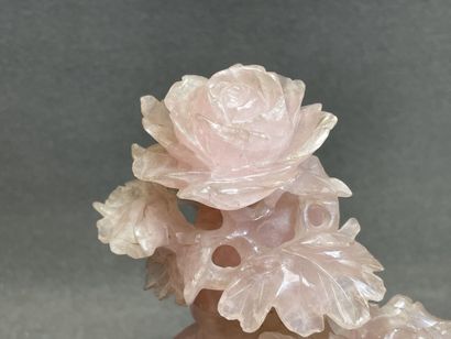Vase couvert en quartz rose sculpté.
Chine...