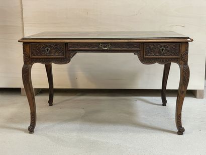 Bureau plat rn chêne sculpté
style Louis...