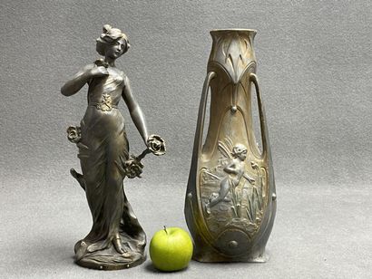 Vase en étain, signé J. Garnier. 
H. :38...