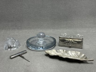 Lot comprenant: 
Vide poche en verre, bougeoir...