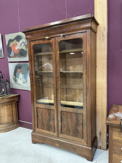 Vitrine Louis Philippe. 
210 x 120 x 40 cm....