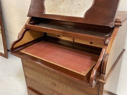 Commode chemin de fer en placage de noyer.
114...