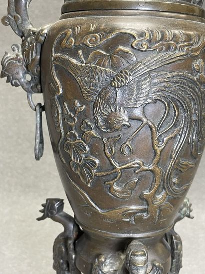 ASIE vers 1900:
Brule-parfum en bronze surmonté...