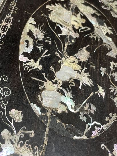 Coffret à décor de nacre. Chine fin XIX°...