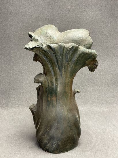 Grand vase en plâtre patiné à décor de baigneuse...