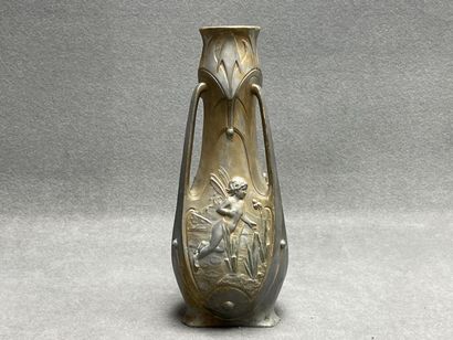 Vase en étain, signé J. Garnier. 
H. :38...
