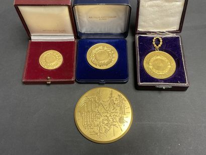 Ensemble de 4 Médailles en bronze doré
1...