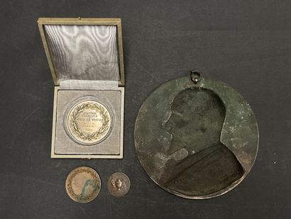 Lot de quatre médailles françaises 
D. :...