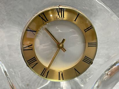 SCHNEIDER: Pendule en cristal figurant un...
