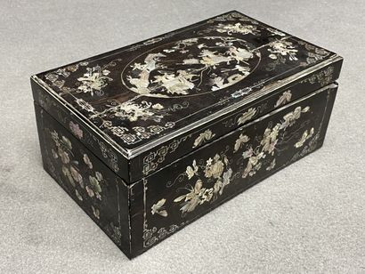 Coffret à décor de nacre. Chine fin XIX°...