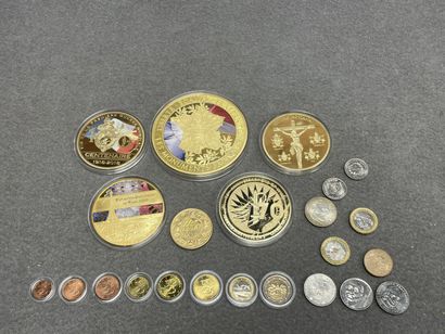 Lot de médailles et pièces de monnaies commémoratives....