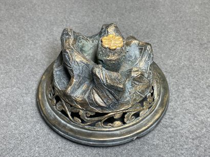 Brule-parfum en bronze à décor de dragons
H....