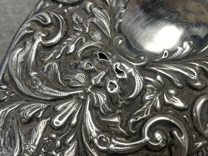 Brosse à cheveux. 
Argent Sterling embossé...