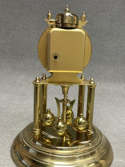 SCHATZ.
Pendulette sous globe plastique.
H....