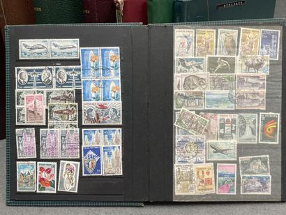 Collection de 12 albums de timbres oblitérés,...