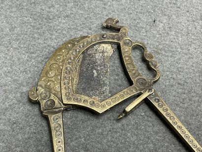 Deux pinces à bétel niellées. 
L. : 16 cm...