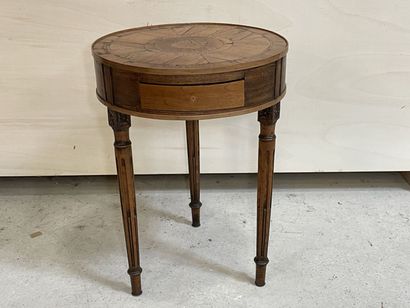 Guéridon marqueté tripode 
Travail Européen...