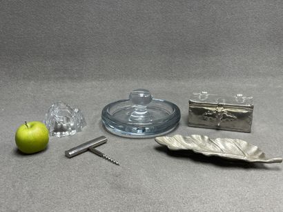 Lot comprenant: 
Vide poche en verre, bougeoir...