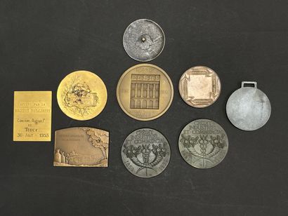 Lot de neuf médailles françaises en bronze...