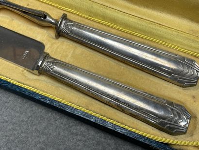 Service à découper en écrin. 
L. :28 cm et...
