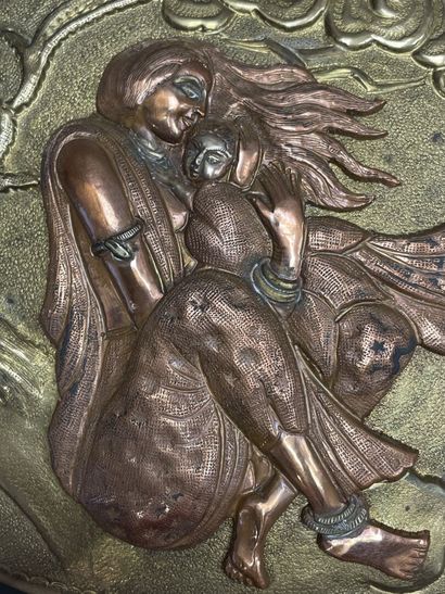 Mère et enfant. 
Bas-relief en laiton et...