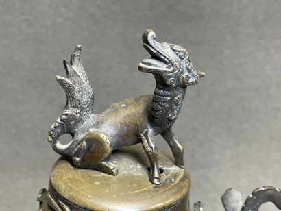 ASIE vers 1900:
Brule-parfum en bronze surmonté...