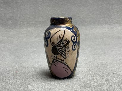 M. VAUTIER.
Petit vase à décor de femme 
H....