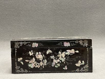 Coffret à décor de nacre. Chine fin XIX°...