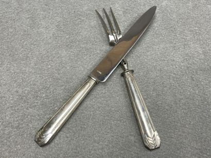 Service à découper en écrin. 
L. :28 cm et...