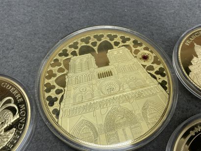 Lot de médailles et pièces de monnaies commémoratives....