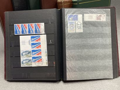 Collection de 12 albums de timbres oblitérés,...
