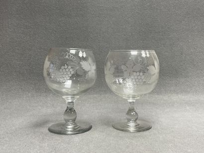 Deux verres lave-raisin en verre incolore...
