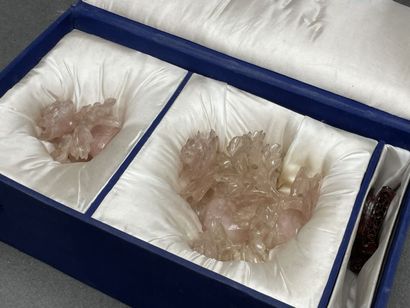 Vase couvert en quartz rose sculpté.
Chine...