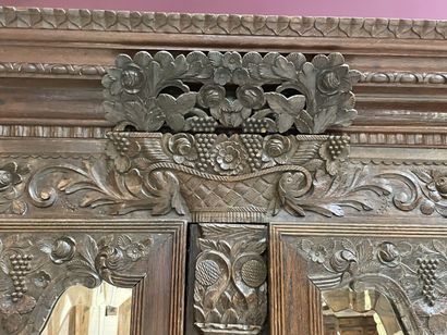 Armoire normande XIX° , deux portes ornées...