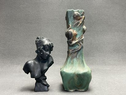 Grand vase en plâtre à décor de femme et...