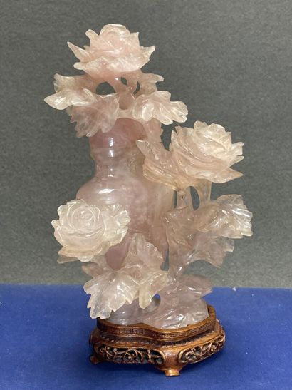 Vase couvert en quartz rose sculpté.
Chine...