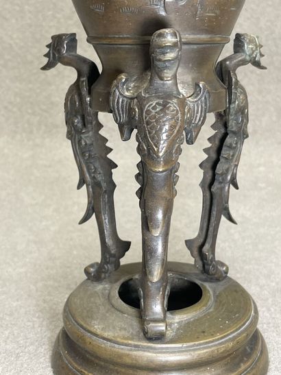 ASIE vers 1900:
Brule-parfum en bronze surmonté...