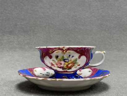 Tasse et soucoupe en porcelaine de Paris...