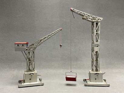 JOUSTRA
Deux grues métalliques. 
H. :44 cm...