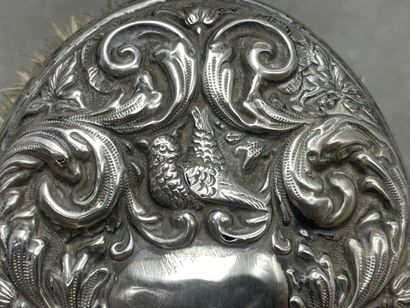 Brosse à cheveux. 
Argent Sterling embossé...