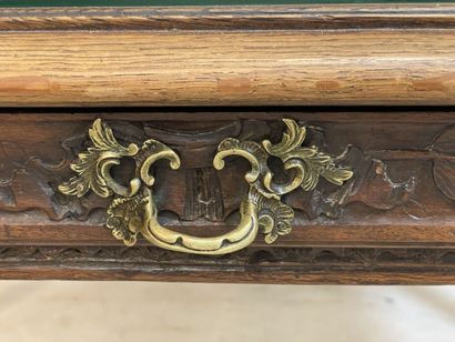 Bureau plat rn chêne sculpté
style Louis...