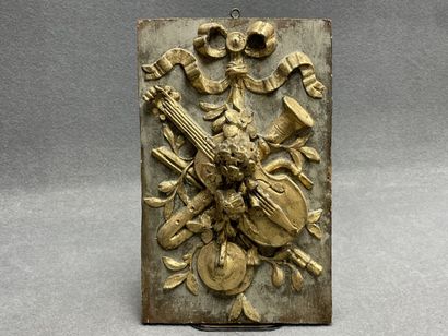 Panneau en bois sculpté à décor de carquois...