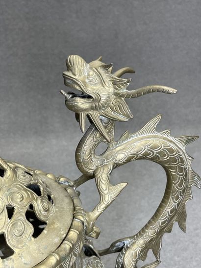 Brule-parfum en bronze à décor de dragons
H....