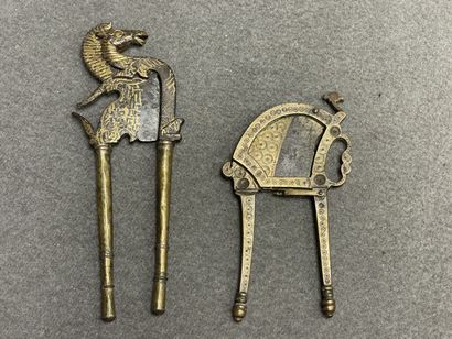 Deux pinces à bétel niellées. 
L. : 16 cm...