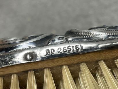 Brosse à cheveux. 
Argent Sterling embossé...