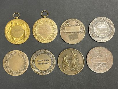 Ensemble de 8 Médailles en bronze
2 pendentifs,...