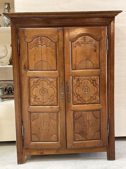 Armoire rustique en noyer mouluré
XIX° siècle.
200...